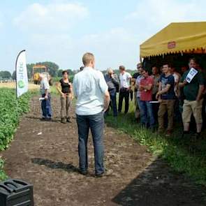 Jan Ties Malda van ALTIC besprak met de bezoekers de mogelijkheden van bijmestsystemen om tot een betere efficiency te komen. Door de flinke korting op de gebruiksnormen bij aardappelen voor komend jaar is het belangrijk om te weten hoeveel en op welk per