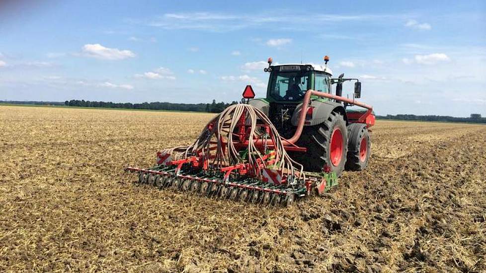 Groenbemester zaaien gaat weer prima na de regen. 't Droogt weer hard, meldt Blitterswijk Agro.