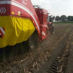 Samen met zijn vader rooit hij de aardappelen. Het rooien gaat mooi en schiet lekker op, zegt De Jong. De aardappelen komen redelijk schoon uit de grond.