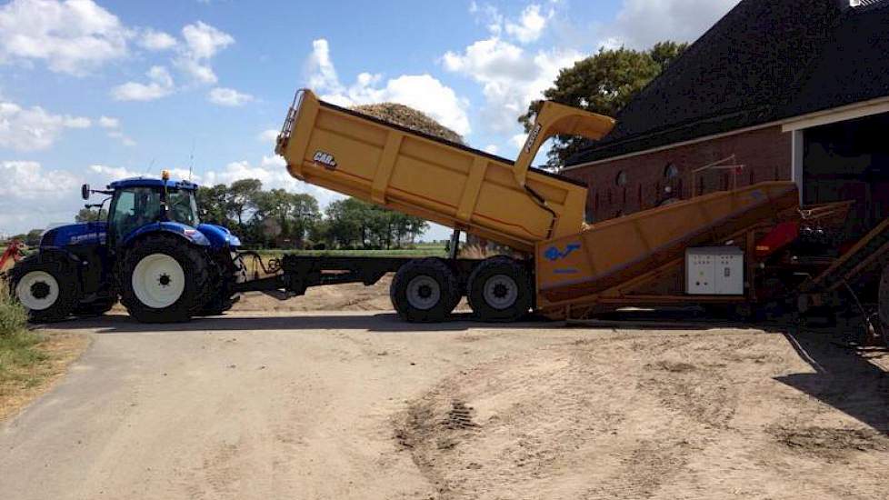 De opbrengsten zijn vooralsnog redelijk: 35 tot 40 ton per hectare. ‘Het is allemaal een beetje laag, maar je kunt ook niet altijd de hoofdprijs hebben. Naar omstandigheden ben ik tevreden’, aldus Roebroek.