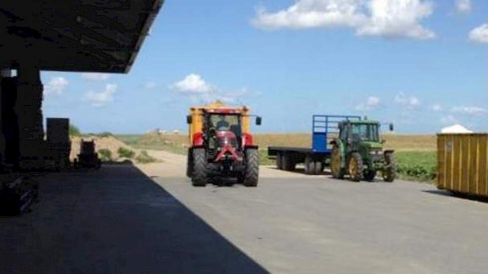Opnieuw een volle kieper die naar de boerderij wordt gereden. Het rooien en het inschuren verliep volgens de bedrijfsleider vlot.