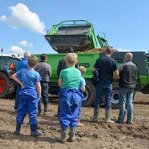 Jong en oud vergaapt zich aan de machines.