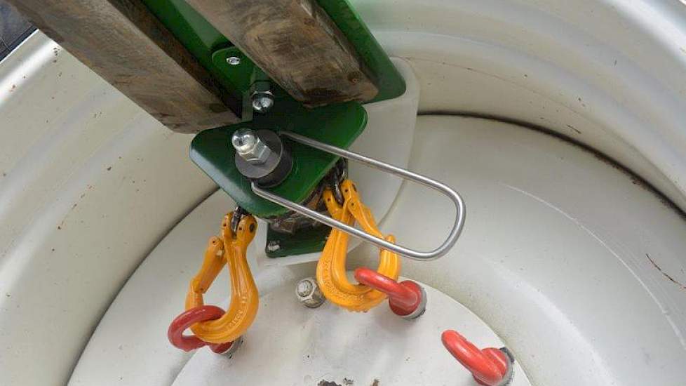 De Yellow Green Wheel Changer, waarmee achterwielen van de trekker eenvoudig gewisseld kunnen worden.