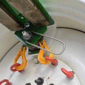 De Yellow Green Wheel Changer, waarmee achterwielen van de trekker eenvoudig gewisseld kunnen worden.