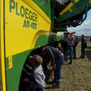De zelfrijdende vierrijige bunkerrooier van Ploeger (AR-4BX) wordt grondig bestudeerd.