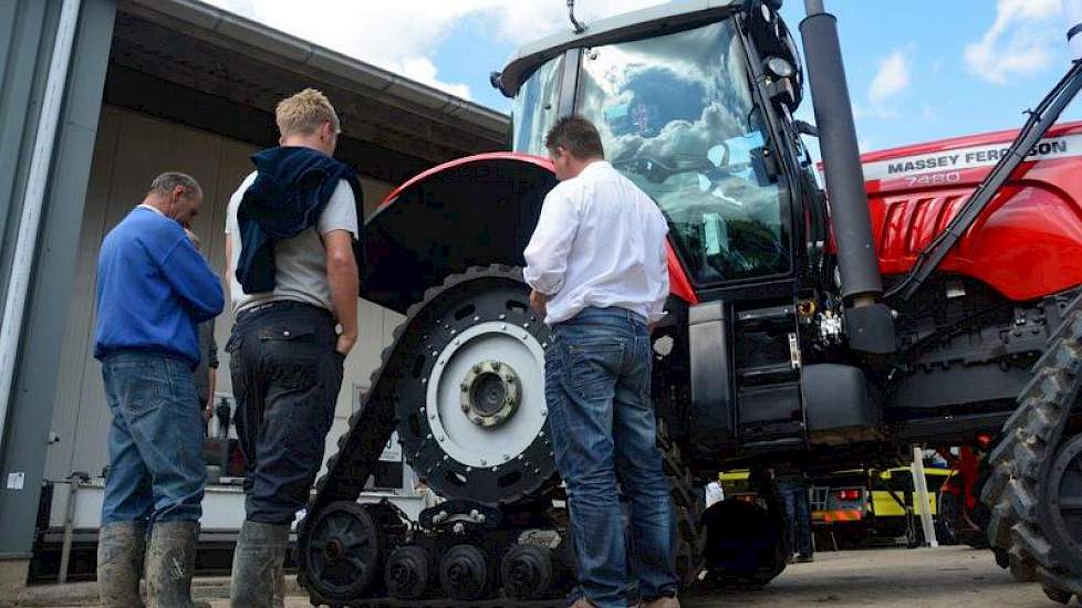 MF 7480 op rups.