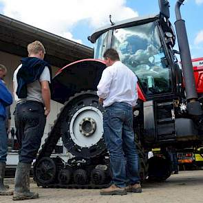 MF 7480 op rups.