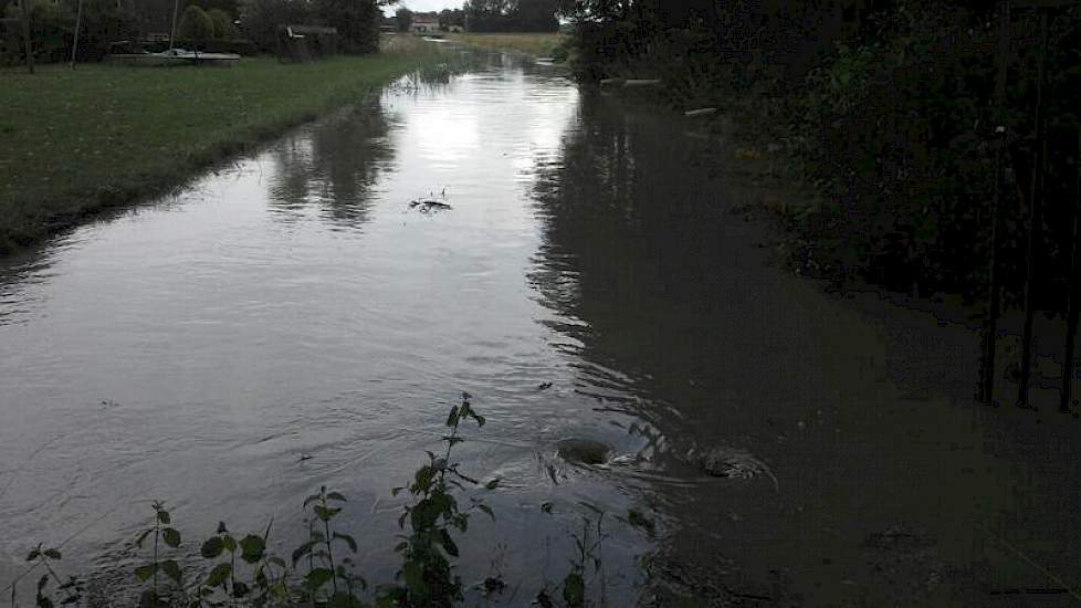 Maar het water kan nergens heen, omdat de sloten al vol staan.