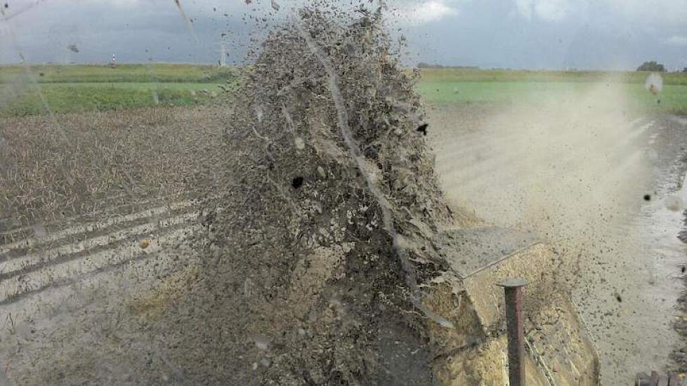 Zijn aardappelen staan onder water. Brandjes probeert te redden wat er te redden valt.