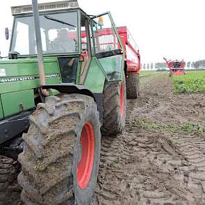 John Verbogt en zijn vader rijden de oogst naar het erf aan de andere kant van het dorp.