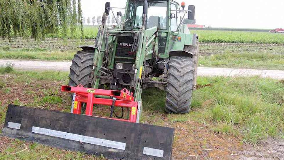 De schuif staat gereed om de weg schoon te maken.