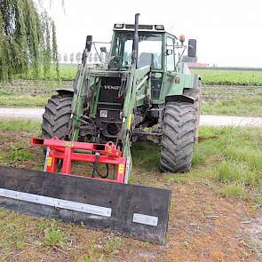 De schuif staat gereed om de weg schoon te maken.
