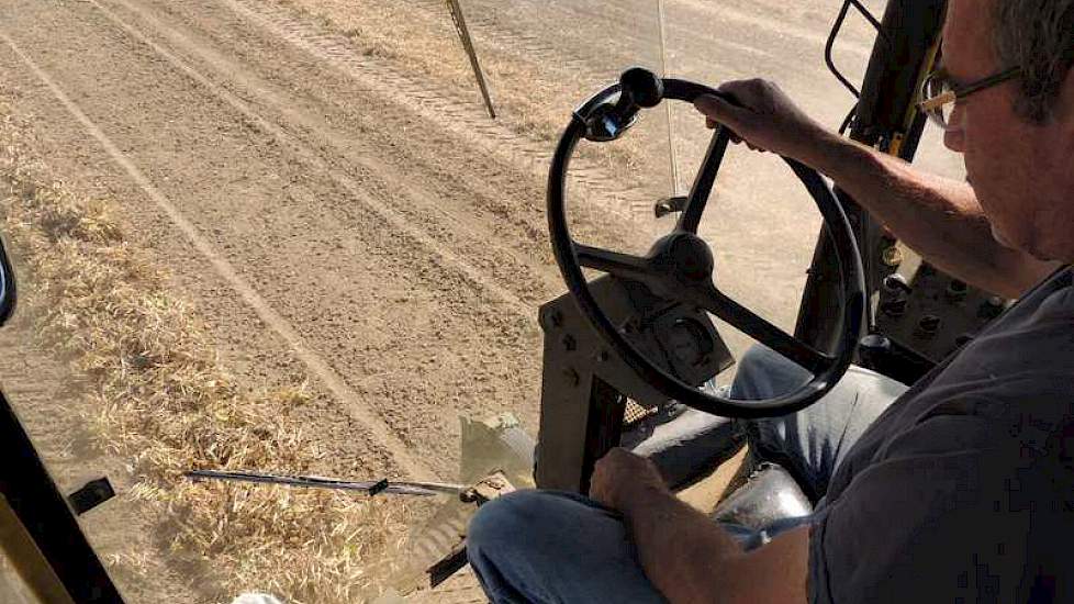 Chauffeur Jos Mangnus  van loonbedrijf Buijsse in Biervliet dorst de bruinen met een mobil viner.