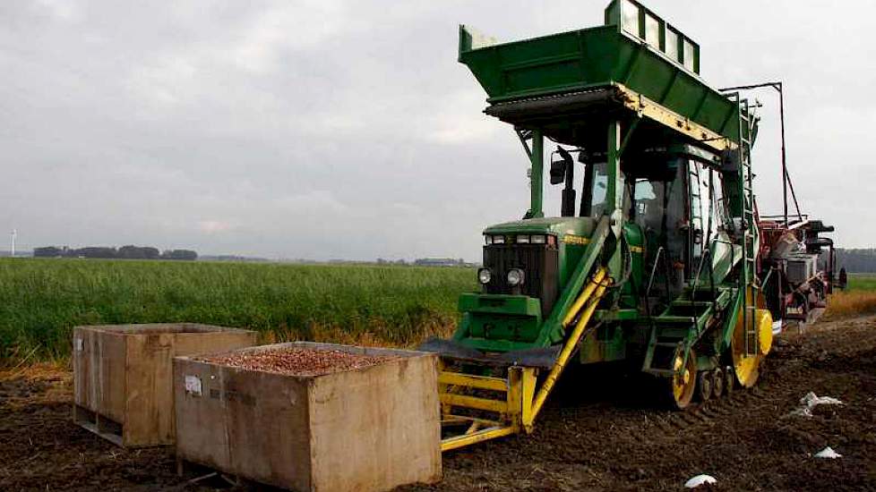 Een kuubskist wordt gelost in de plantmachine