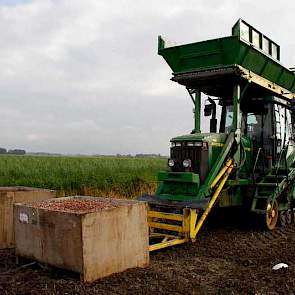 Een kuubskist wordt gelost in de plantmachine