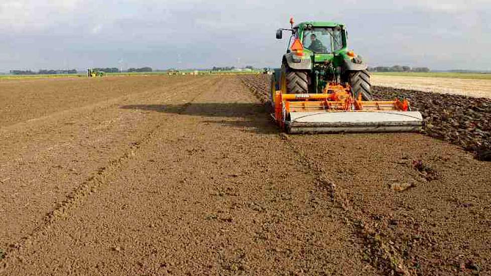 Vóór het planten wordt het geploegde land gefreesd en met een drukrol vlak gelegd.