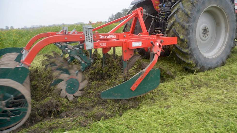 De TerraMax cultivator met rol trekt de grond meer los. ‘De vaste tanden egaliseren iets meer, ze breken door de rug heen.’ De rol zorgt er voor dat de vertering goed op gang komt.