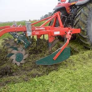 De TerraMax cultivator met rol trekt de grond meer los. ‘De vaste tanden egaliseren iets meer, ze breken door de rug heen.’ De rol zorgt er voor dat de vertering goed op gang komt.