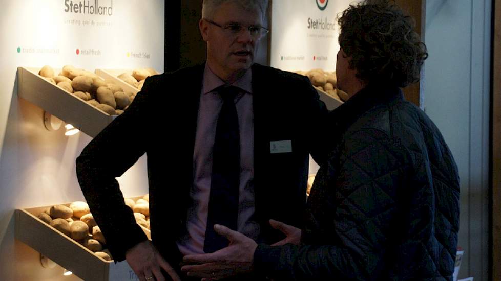 Peter Ton van Stet Holland in gesprek met een bezoeker aan de rassenshow in Emmeloord. Het lukt Stet Holland tenminste iedere twee jaar met een nieuw ras te komen als aanvulling op het assortiment.