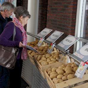 De verschillende types en bestemmingen liggen bij elkaar om het de internationale klanten eenvoudiger te maken in het woud van rassen.