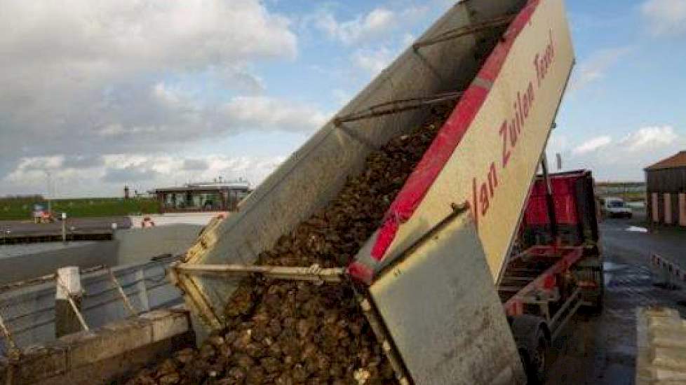 Daar staat een kraan klaar om ze aan boord van het schip te laden.