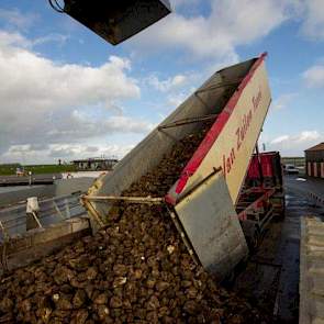 Daar staat een kraan klaar om ze aan boord van het schip te laden.