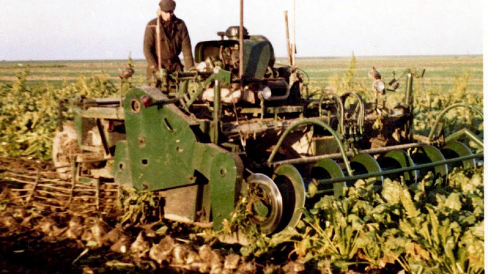 1967: Opnieuw loonbedrijf Nijssen, nu met een Volvo (Kuiken) A500 rooimachine. Deze 6-rijige voorraadrooier rooit 2 zwaden van 6 rijen bij elkaar, daarna worden de bieten met een oplader opgeraapt.