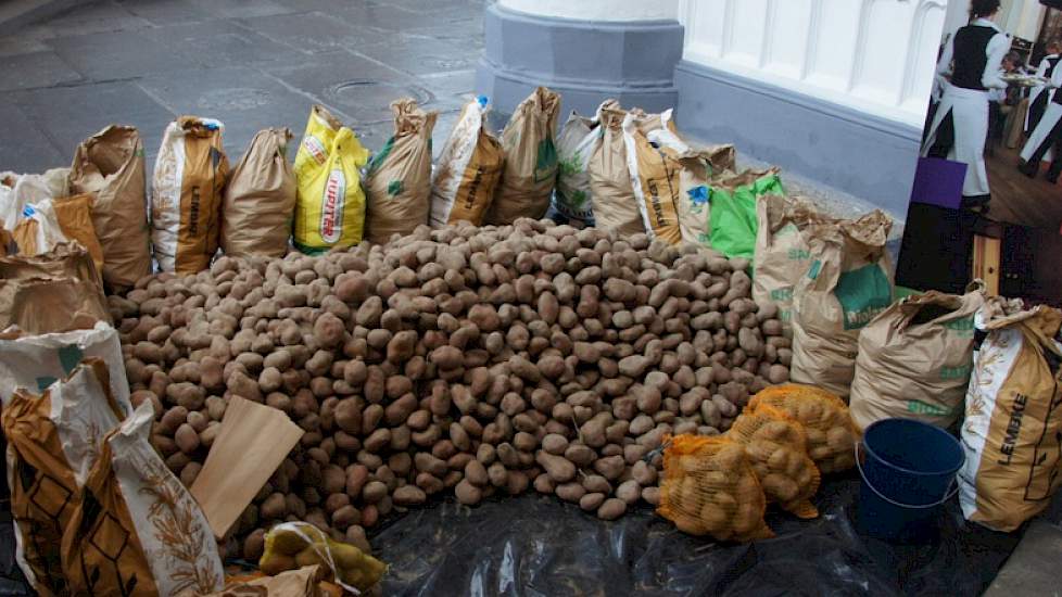 De Sarpo Mira is een van oorsprong Hongaars ras. Het ras moest zonder middelen uit het westen te kweken zijn. Het is phytophthoraresistent. Volgens akkerbouwer Erwin Westers is het wortelstelsel van dit ras bijzonder sterk. Hij denkt dat het daarom goed o