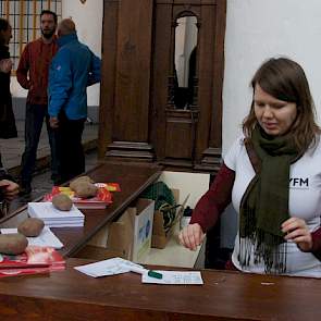 Hanneke Lestestuiver van de Youth Food Movement rekent aardappelen af voor klanten die voor zichzelf kopen en voor de voedselbank. Klanten waren op de hoogte van het initiatief via sociale media, bladen en de regionale omroepen.