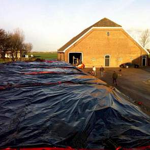 Ook Hein van Elderen uit Haarlemmermeer heeft vandaag zijn suikerbieten ingepakt tegen de kou.