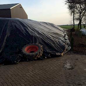 Ook Peter van Damme besloot zijn bieten af te dekken. ‘Hopelijk niet te veel wind. Anders kan de inventaris er nog op leggen’, twittert de akkerbouwer uit Biddinghuizen.