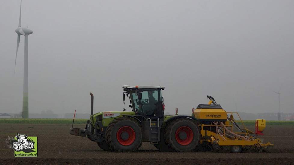 Claas Xerion 3800 met Claydon Hybrid van Loonbedrijf Geertsema wintertarwe zaaien Trekkerweb