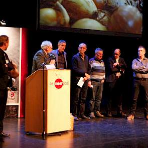 De beursvereniging verlootte prijzen voor degenen die transacties doorgeven. Volgens voorzitter Mark Brantjes (vooraan) is transacties doorgeven de basis om de notering net zo nauwkeurig als de werkelijke gemiddelde verkoopprijs te krijgen. Hij en gesprek