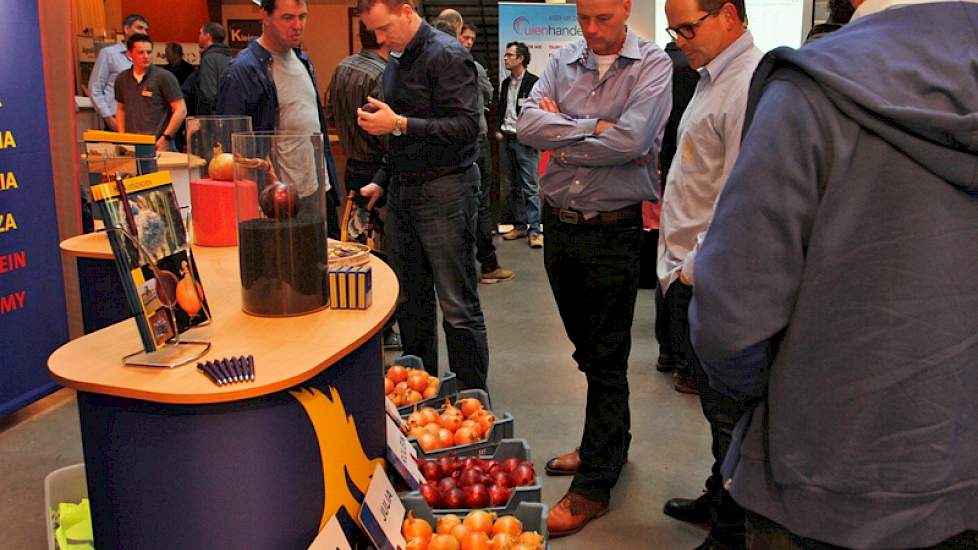 Rondom het binnenplein van De Meerpaal presenteerden toeleveranciers, banken, verzekeraars, afnemers en dienstverleners hun producten en diensten.