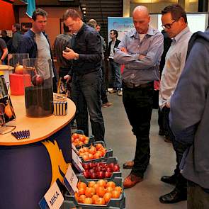 Rondom het binnenplein van De Meerpaal presenteerden toeleveranciers, banken, verzekeraars, afnemers en dienstverleners hun producten en diensten.