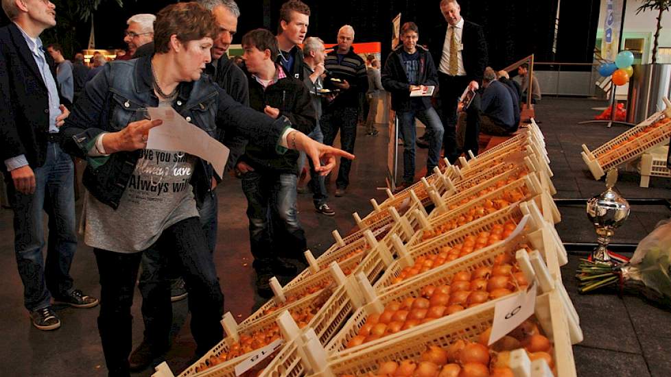 De bezoekers aan de uienthemadag beoordeelden kistje 7 van Rolf van den Berg als mooiste uien.