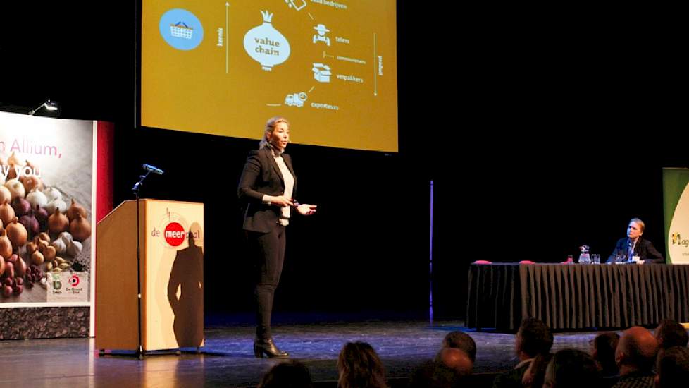 Volgens Chayenne Wiskerke is Nederland zo'n sterk exportland, omdat de keten opgesplitst is in specialisten voor zaadveredeling, teelt, verpakking en handel. Het lukt de gezamenlijke partijen uien voor een kostprijs van 13-14 cent in de haven te krijgen e