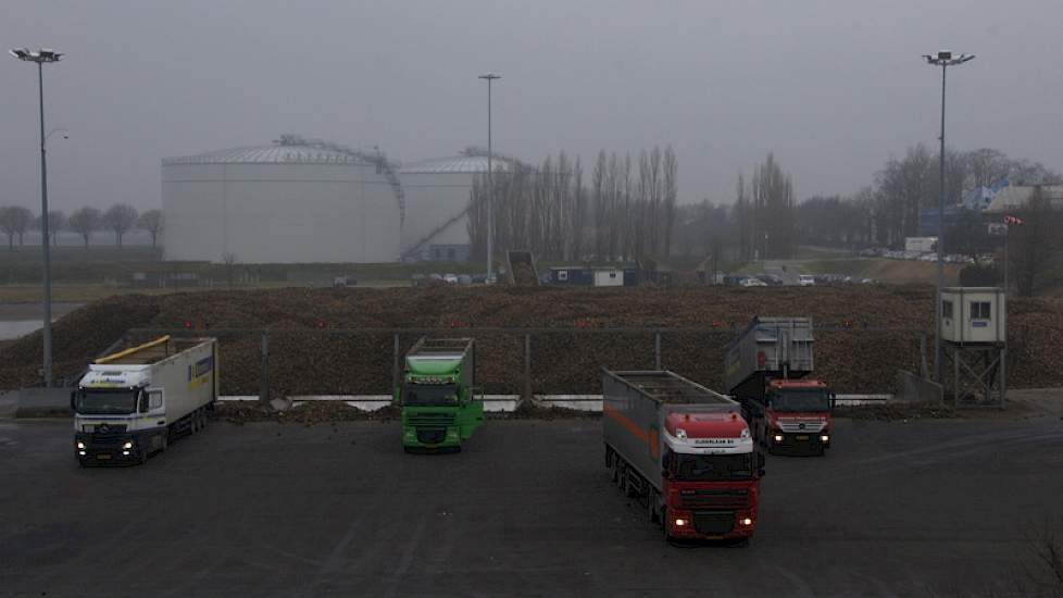 Ieder uur rijden er 35 vrachtauto's het fabrieksterrein op om te lossen.