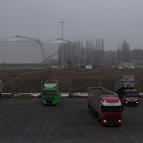 Ieder uur rijden er 35 vrachtauto's het fabrieksterrein op om te lossen.