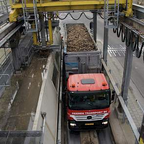 Vrachtauto's rijden onder de Rupro (Duits voor Rübenprobe) door. De installatie steekt ergens in de bieten om een monster te hebben waarmee kwaliteit en tarra bepaald wordt.