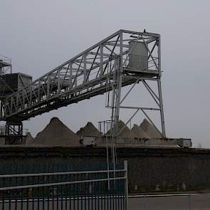 Zand dat vrijkomt bij het wassen van de bieten krijgt volgens Arno Huismans van Suiker Unie vaak een bestemming op het terrein. De wallen op en rond het fabrieksterrein zijn er van gemaakt en dit jaar gaat het naar het kastuinbouwproject dat Suiker Unie m