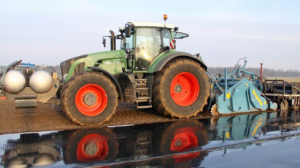 Sinds september 2014 moet grond na toediening van het  middel metam-natrium voor het geschikt maken van de grond voor lelieteelt, direct worden afgedekt met folie vanwege nieuwe emissie-eisen.