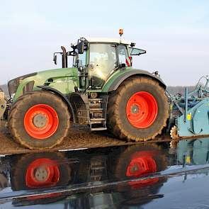Sinds september 2014 moet grond na toediening van het  middel metam-natrium voor het geschikt maken van de grond voor lelieteelt, direct worden afgedekt met folie vanwege nieuwe emissie-eisen.