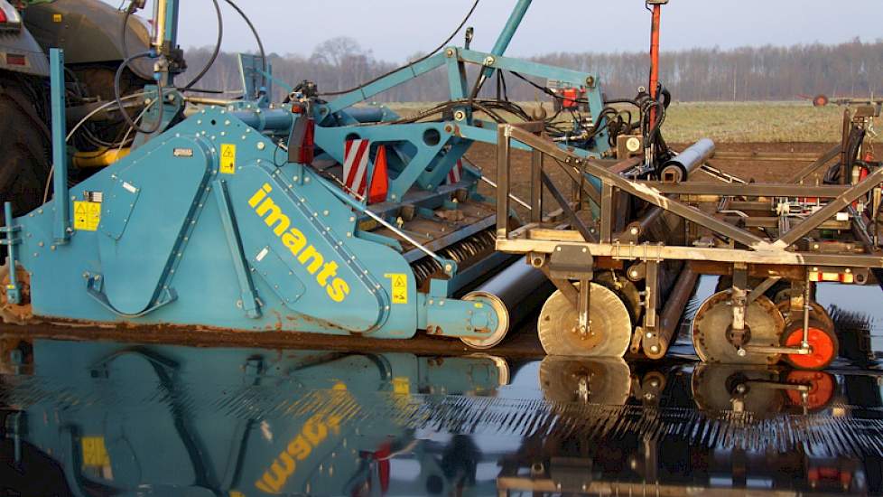 Op een Imants spitmachine bouwde de loonwerker een hef met zelfgemaakte folielegger met onderdelen van oud ijzer. De machine is zwaar; voor de neus van de trekker monteerde de loonwerker naast tankjes metam-natrium ook extra 800 kg gewicht.