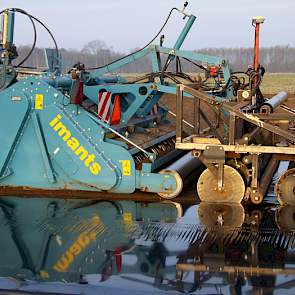 Op een Imants spitmachine bouwde de loonwerker een hef met zelfgemaakte folielegger met onderdelen van oud ijzer. De machine is zwaar; voor de neus van de trekker monteerde de loonwerker naast tankjes metam-natrium ook extra 800 kg gewicht.