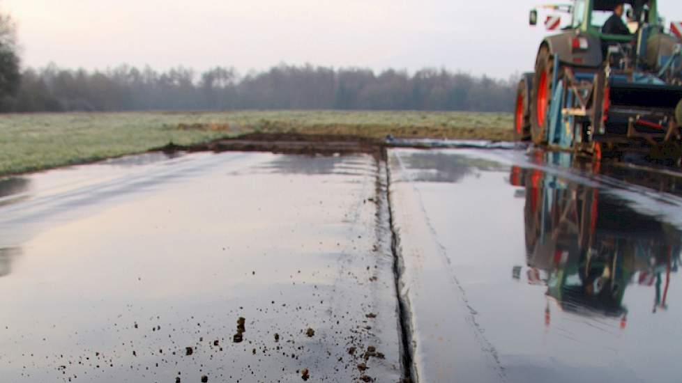 Met deze zelfgemaakte folielegger kan Joldersma als enige in Nederland stroken direct naast elkaar ontsmetten en dichtleggen. Groot voordeel hiervan is dat weersinvloeden worden uitgesloten (geen regen op enkele plekken) omdat een hectare in één keer kan