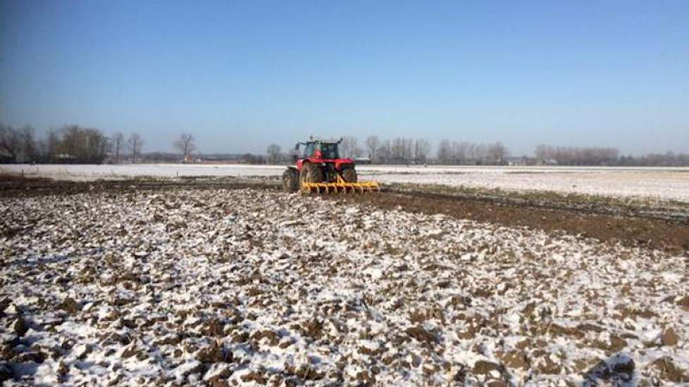 Akkerbouwer Stijn Derks uit Beuningen maakt tot op het laatst gebruik van de vorst om zijn koolzaadstoppel om te ploegen.
