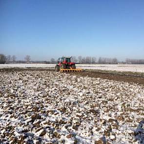 Akkerbouwer Stijn Derks uit Beuningen maakt tot op het laatst gebruik van de vorst om zijn koolzaadstoppel om te ploegen.