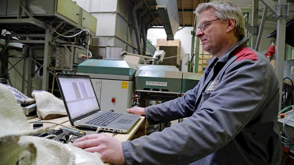 Teake van der Werf van Propak regelt met de laptop de instellingen van de nieuwe automatische zakkeninstallatie. Propak is onderdeel van Prinsen Emmeloord. Voor de fabrikant kan zo het technisch verfijnen van de apparatuur mooi dicht bij huis gebeuren, ve