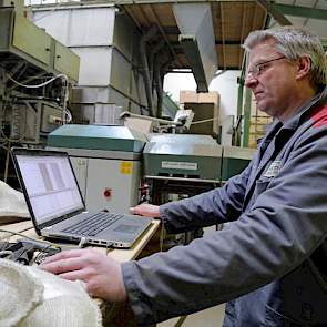 Teake van der Werf van Propak regelt met de laptop de instellingen van de nieuwe automatische zakkeninstallatie. Propak is onderdeel van Prinsen Emmeloord. Voor de fabrikant kan zo het technisch verfijnen van de apparatuur mooi dicht bij huis gebeuren, ve